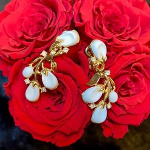 Elegant VintagWhite Flower Design Clip-on Earrings